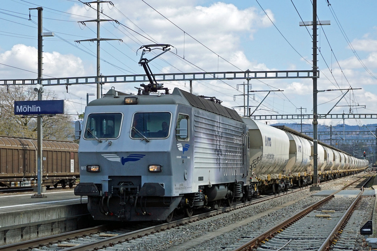 EISENBAHN
DIENSTLEISTER
GmbH.
EDG Re 446 017-6, ehemals SOB/SBB, auf der Fahrt von Islikon nach Basel Bad Bf anlässlich der Bahnhofsdurchfahrt Möhlin vom 16. April 2021.
Foto: Walter Ruetsch