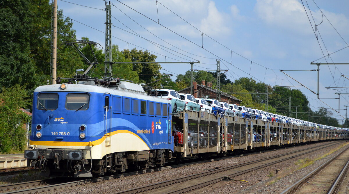 Eisenbahnen und Verkehrsbetriebe Elbe-Weser GmbH, Zeven mit ihrer  140 798-0  (NVR:  91 80 6140 798-0 D-EVB ) und einem PKW-Transportzug (fabrikneue SKODA Modelle) am 25.08.22 Durchfahrt Bahnhof Niederndodeleben.  