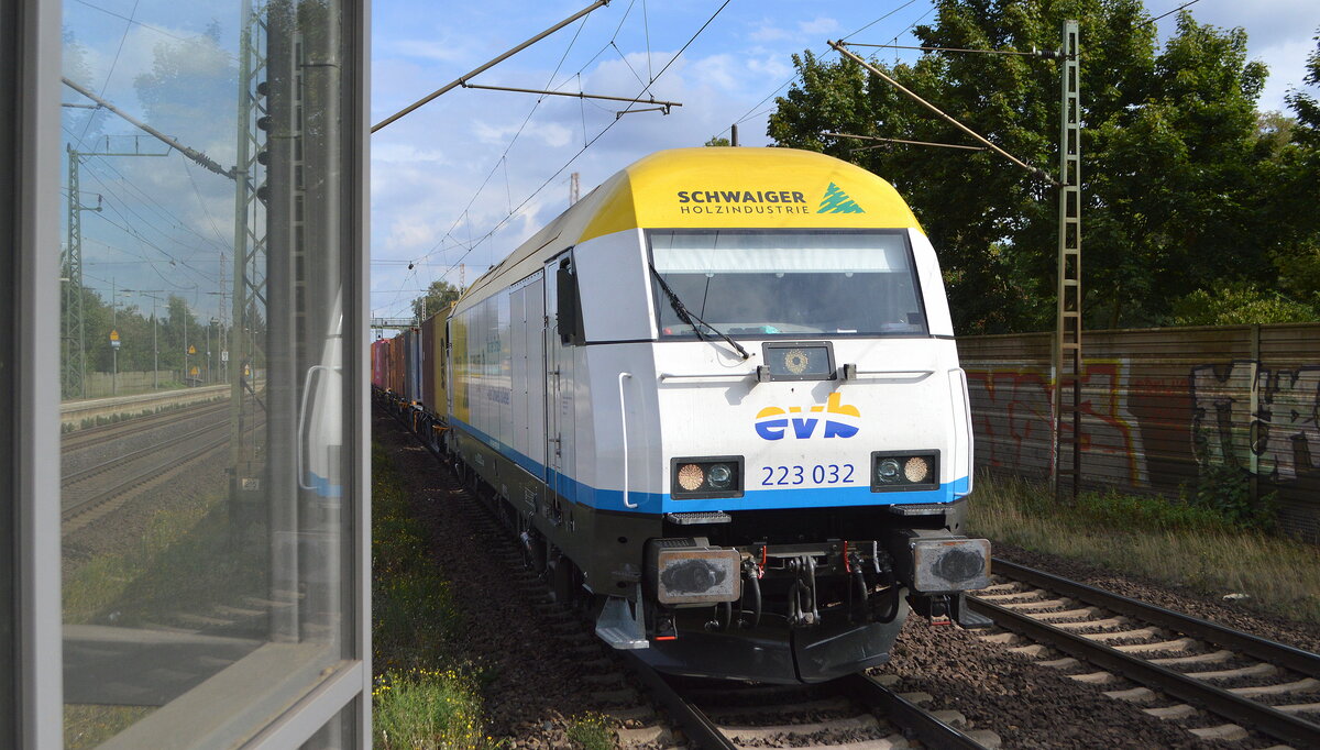 Eisenbahnen und Verkehrsbetriebe Elbe-Weser GmbH, Zeven [D] mit ihrer  223 032  [NVR:  92 80 1223 032-4 D-EVB ] und einem Containerzug am 29.08.22 Durchfahrt Bahnhof Dedensen/Gümmer. Viele Grüße an den Tf. !!!