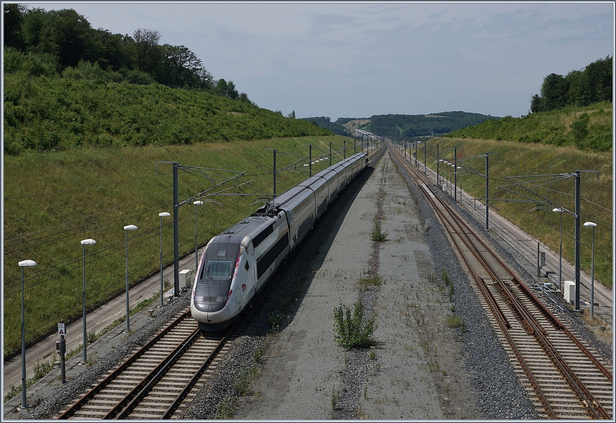 Eisenbahnfotografie in Frankreich: Verhindern Vegetation oder Zäune den Zugang, lohnt es bei der Vorbereitung zum Fotoausflug sich nach Brücken oder Übergängen umzusehen, wobei ich gefühlsmässig den Eindruck habe, dass es in Frankreich weit mehr Brücken und Übergänge gibt als anderswo.

Hier ein Beispiel von Belfort-Montbéliard TGV, wo ein ungestörter Blick auf die Bahnhofsausfahrt (und in der Gegenrichtung auf den Bahnhof) möglich ist.

Im Bild ein TGV, der nach einem Halt in Belfort-Montbéliard TGV den Bahnhof in Richtung Süden verlässt.

6. Juli 2019