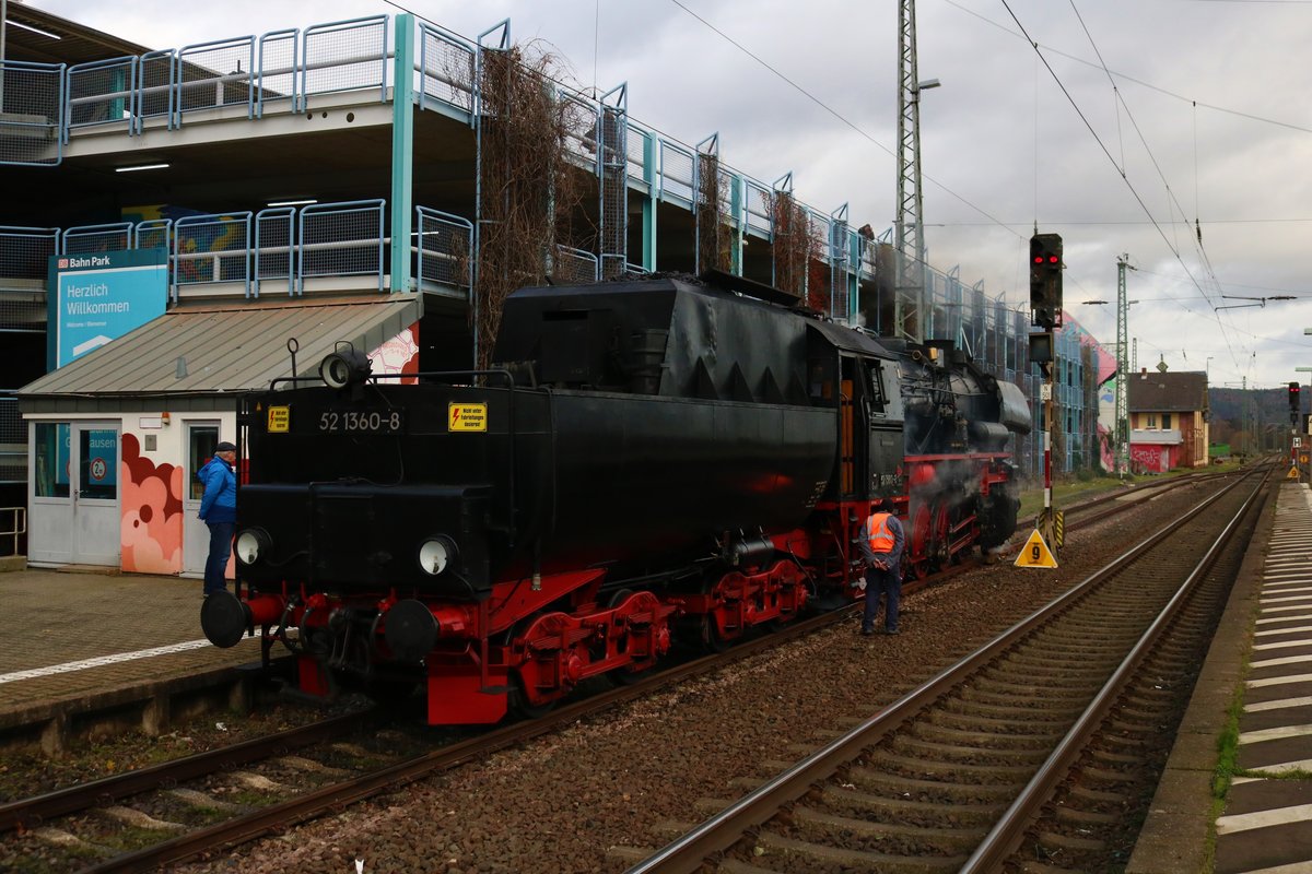Eisenbahnfreunde Treysa 52 1360-8 mit Sonderzug in Gelnhausen am 07.12.19