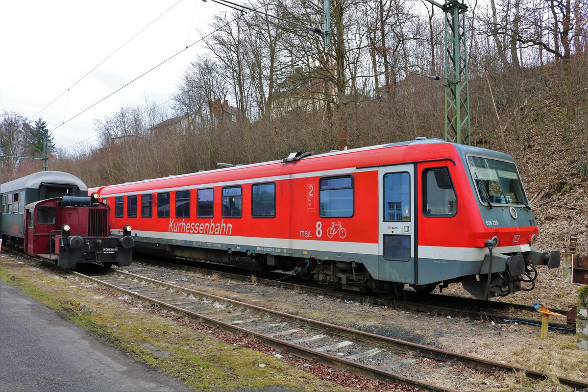 Eisenbahnfreunde Treysa Köf2 323 582-7 trifft auf DB Regio Kurhessenbahn 628 225 am 24.03.18 beim Lokschuppenfest in Treysa 