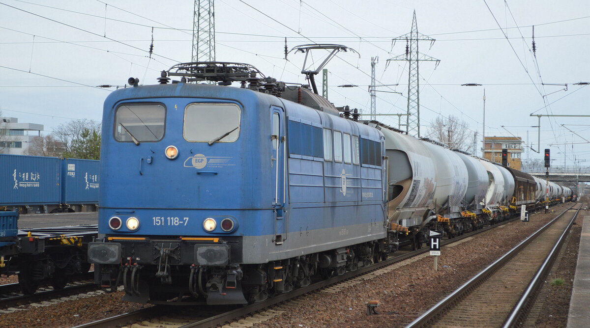 Eisenbahngesellschaft Potsdam mbH, Potsdam [D] mit  151 118-7  (NVR:  91 80 6 151 118-7 D-EGP ) und Güterzug für Zement und Zementsäcke (leer) am 24.02.22 Durchfahrt Bf. Flughafen BER - Terminal 5.