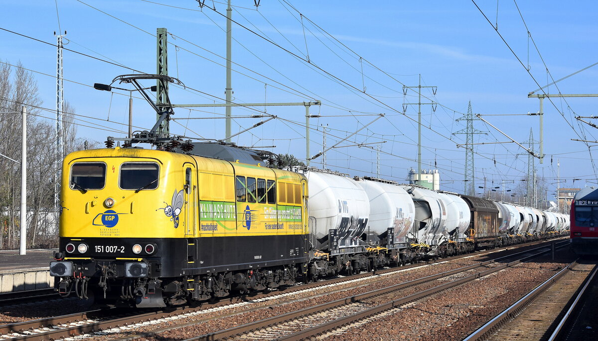 Eisenbahngesellschaft Potsdam mbH, Potsdam (EGP) mit ihrer  151 007-2  (NVR:  91 80 6151 007-2 D-EGP ) und dem Zementstaubzug (leer) aus Richtung Berlin Greifswalder Str. kommend am 15.02.23 Durchfahrt Bahnhof Flughafen BER Terminal 5