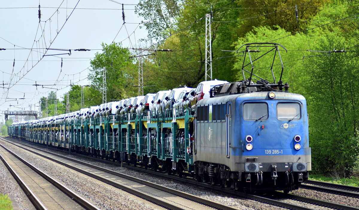 Eisenbahngesellschaft Potsdam mbH, Potsdam (EGP) mit ihrer  139 285-1  (NVR:  91 80 6139 285-1 D-EGP ) und einem PKW-Transportzug am 09.05.23 Vorbeifahrt Bahnhof Dedensen-Gümmer.