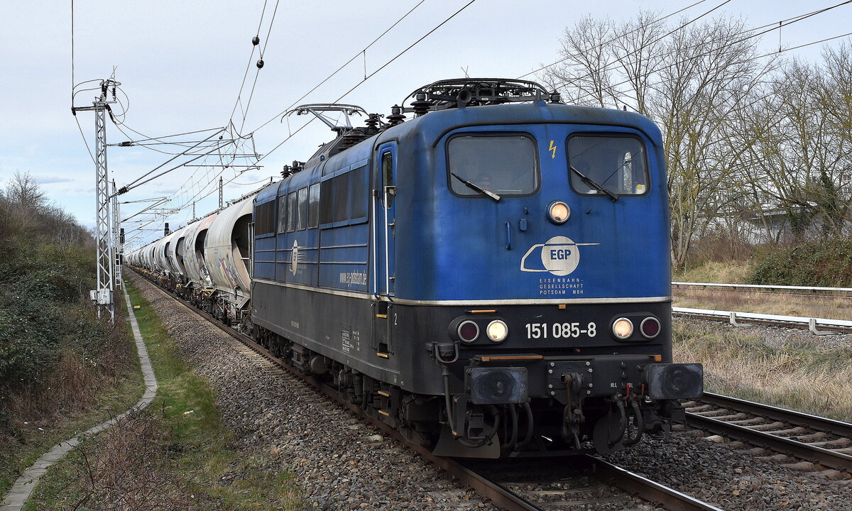 Eisenbahngesellschaft Potsdam mbH, Potsdam (EGP) mit ihrer  151 085-8  (NVR:  91 80 6151 085-8 D-EGP ) und einem Zementstaubzug am 23.02.24 Durchfahrt Bahnhof Berlin Hohenschönhausen.