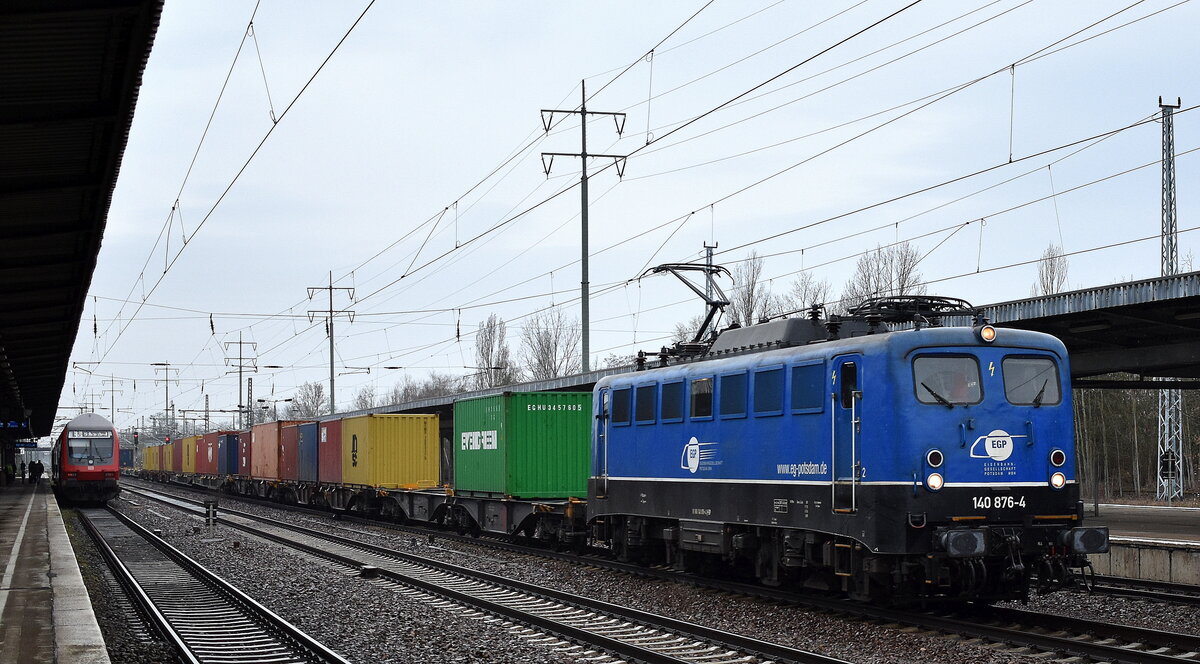 Eisenbahngesellschaft Potsdam mbH, Potsdam (EGP) mit ihrer  140 876-4 (NVR:  91 80 6140 876-4 D-EGP ) und einem Containerzug am 22.03.24 Durchfahrt Bahnhof Schönefeld bei Berlin.