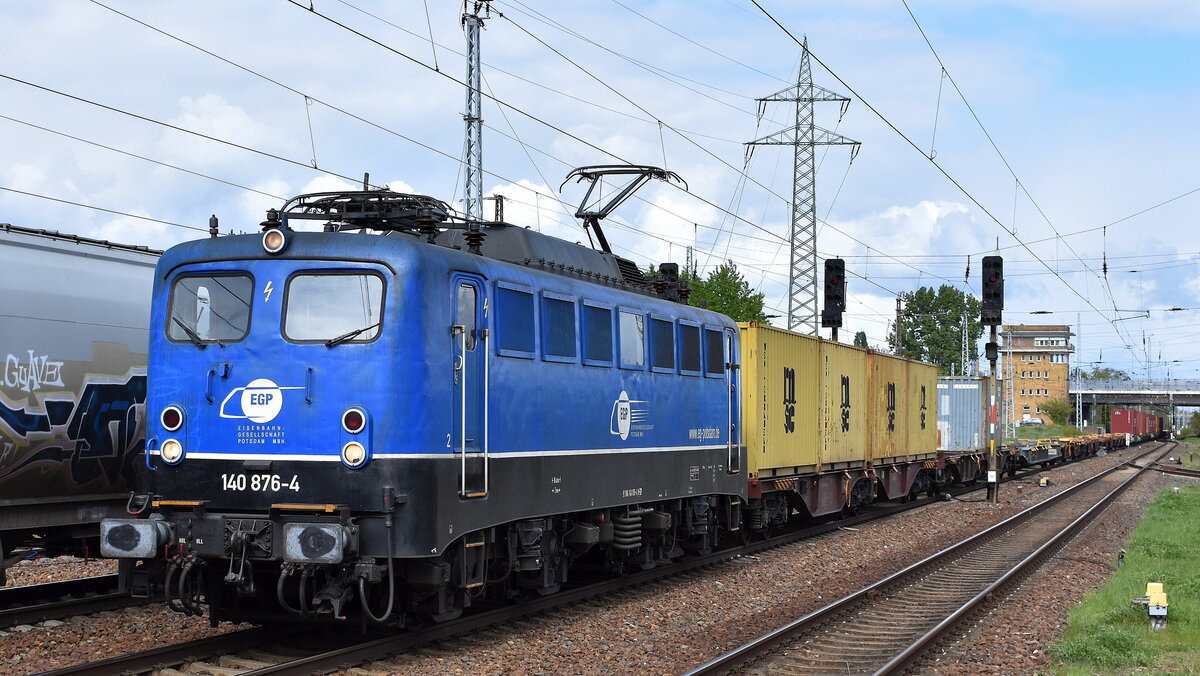 Eisenbahngesellschaft Potsdam mbH, Potsdam (EGP) mit ihrer  140 876-4  (NVR:  91 80 6140 876-4 D-EGP ) und einem Containerzug am 22.04.24 Höhe Bahnhof Schönefeld bei Berlin.