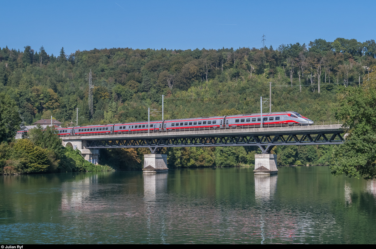 Eisenbahnknotenpunkt Olten: Nur auf wenigen Strecken gibt es solch abwechslungsreichen Eisenbahnverkehr - Güter wie Personen - wie auf der Strecke zwischen Olten und Basel. <br>
Ein Trenitalia ETR 610 überquert am 24. September 2016 die Aare kurz nach der Ausfahrt aus dem Hauenstein-Basistunnel.
