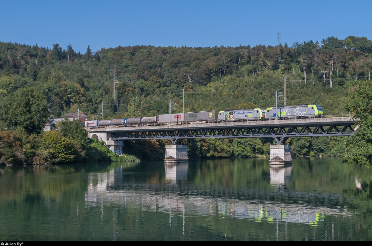 Eisenbahnknotenpunkt Olten: Nur auf wenigen Strecken gibt es solch abwechslungsreichen Eisenbahnverkehr - Güter wie Personen - wie auf der Strecke zwischen Olten und Basel. <br>
Ein BLS-Cargo Güterzug überquert am 24. September 2016 auf seinem Weg in Richtung Lötschberg kurz vor Olten die Aare.