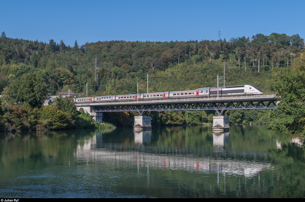 Eisenbahnknotenpunkt Olten: Nur auf wenigen Strecken gibt es solch abwechslungsreichen Eisenbahnverkehr - Güter wie Personen - wie auf der Strecke zwischen Olten und Basel. <br>
Ein TGV POS überquert am 24. September 2016 auf seinem Weg nach Zürich die Aare bei Olten.