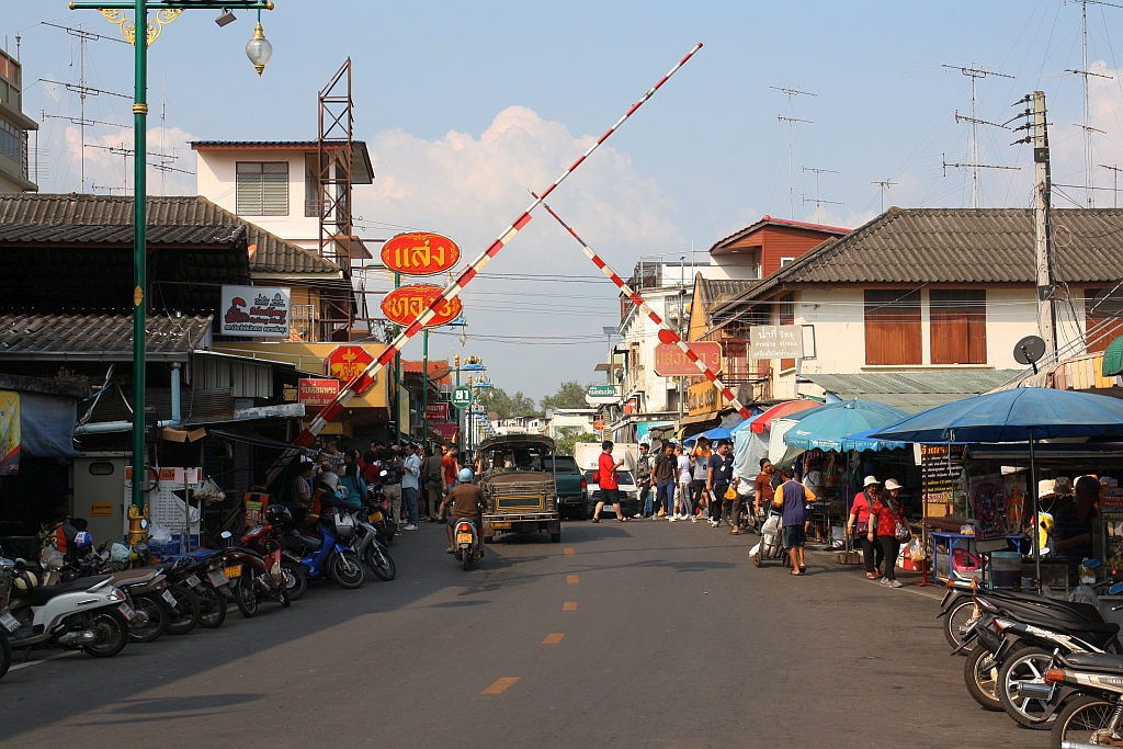 Eisenbahnkreuzung in der Mae Klong Station am 20.November 2019. Links der EK befindet sich die Station und rechts der berühmte Markt.
