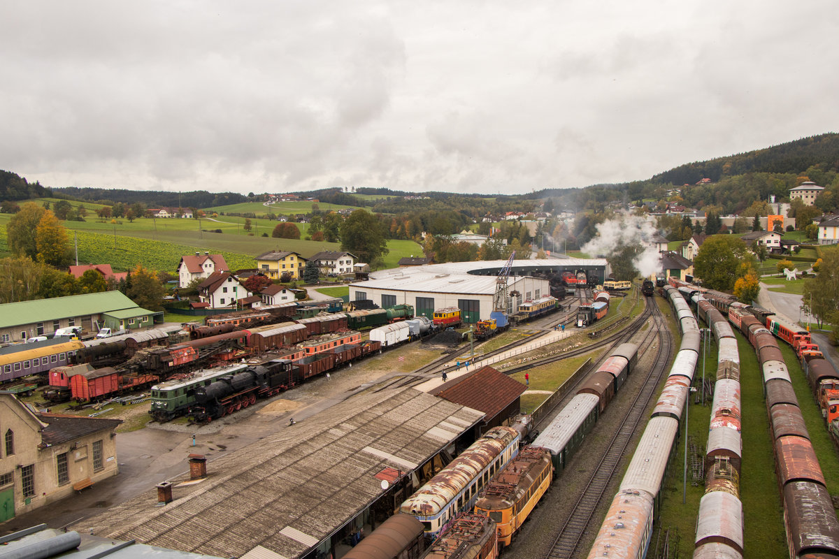 Eisenbahnmuseum Ampflwang am 7. Oktober 2018 von oben. Rechts stehen noch viele Schönheiten, die auf ihre Aufarbeitung harren! 