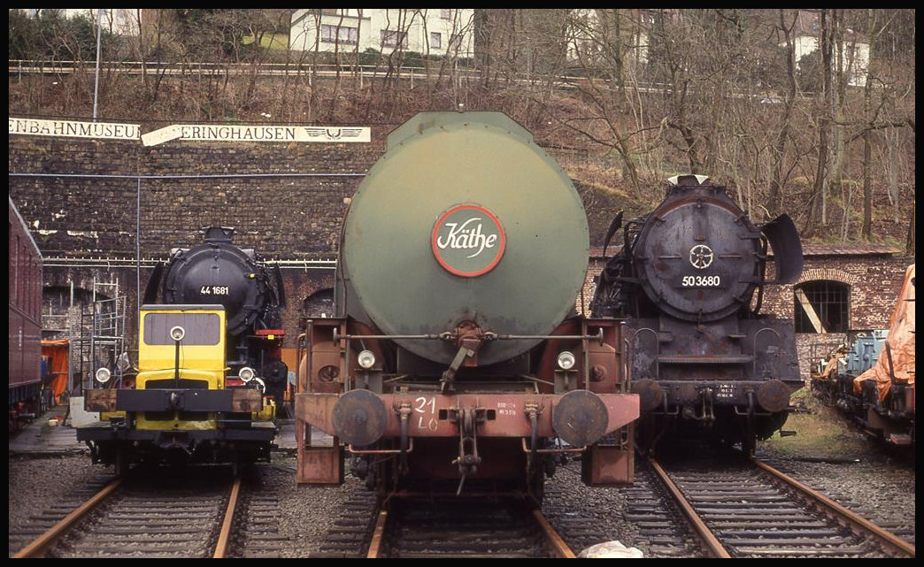 Eisenbahnmuseum Dieringhausen am 24.3.1994: Dampfspeicherlok Käthe neben Dampflok 503680
