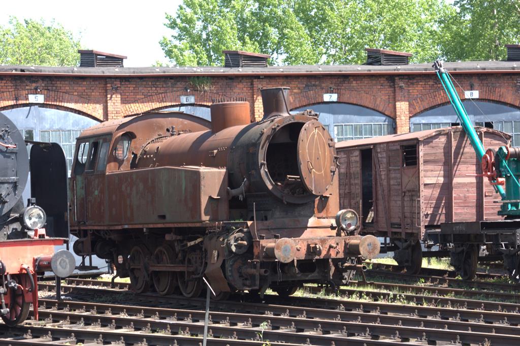 Eisenbahnmuseum Jaworzyna Slaska am 23.05.2016: Auch in diesem Zustand werden Fahrzeuge präsentiert. Diese Dampflok erinnert mich sehr an die ehemalige DRG Baureihe 81.