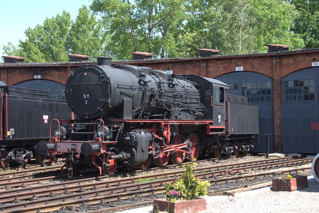 Eisenbahnmuseum Jaworzyna Slaska am 23.05.2016: Eine Exotin in der Reihe der ausgestellten Lokomotiven ist diese Tr7 - 3.