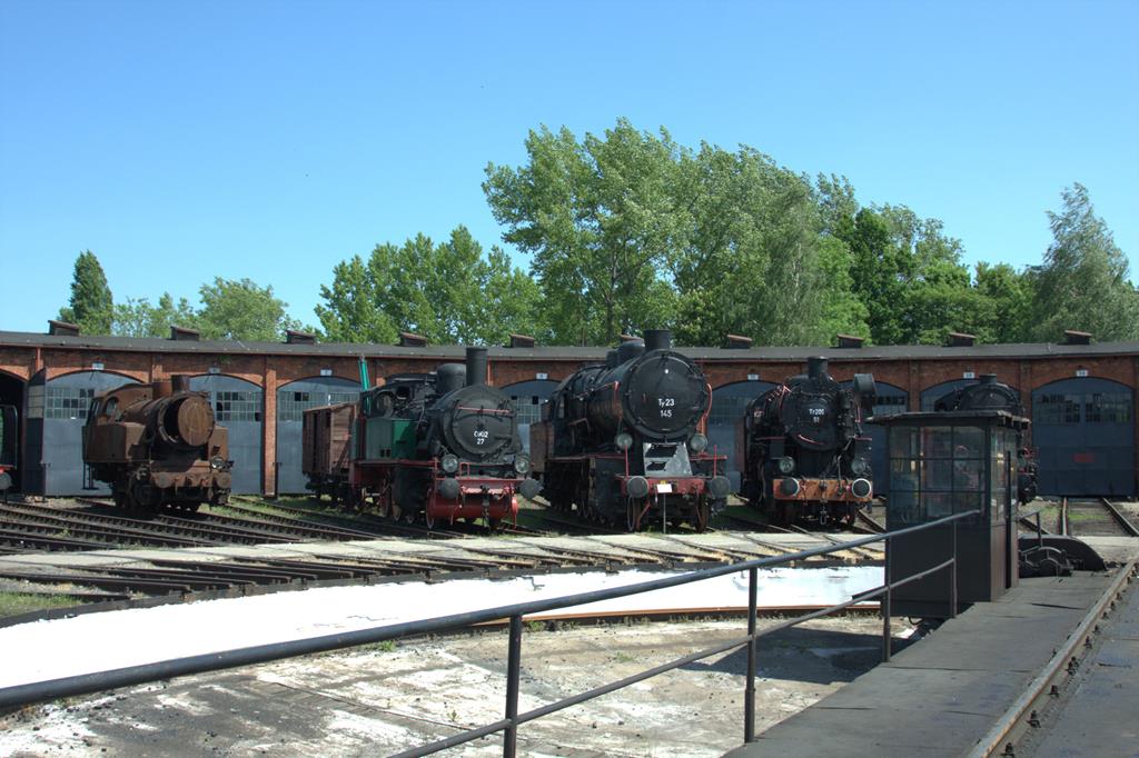Eisenbahnmuseum Jaworzyna Slaska am 23.05.2016: Blick über die Drehscheibe auf die ausgestellten Dampfloks am Rundschuppen.