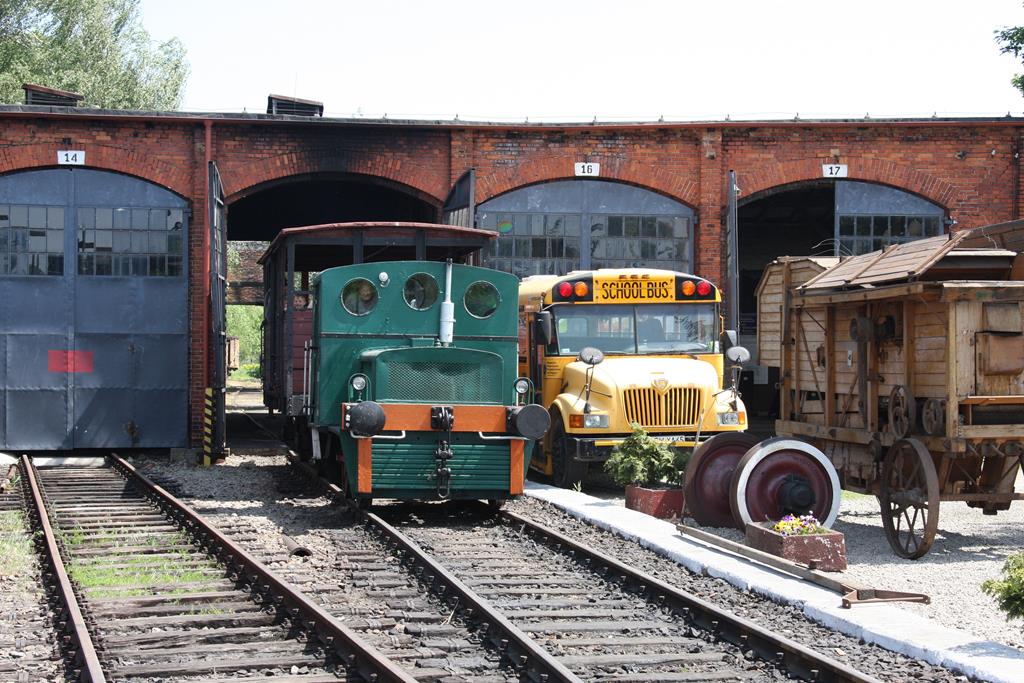 Eisenbahnmuseum Jaworzyna Slaska am 23.05.2016: An diesem Tag war auch eine Schulklasse zu Gast. Die Kinder hatten einen riesigen Spaß, als sie im Anhänger  dieser Deutz Klein Diesel Lok durch das Museums Gelände gefahren wurden. Warum allerdings ausgerechnet ein amerikanischer Schulbus im BW stand, frage ich mich immer noch!