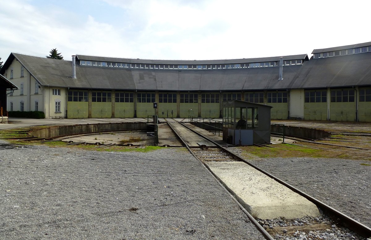 Eisenbahnmuseum Ljubljana, Blick auf die Drehscheibe und den Ringlokschuppen, Juni 2016