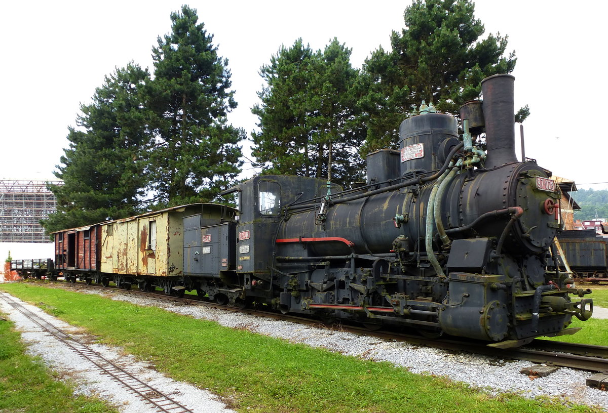 Eisenbahnmuseum Ljubljana, JZ 97-028 mit Güterwagen im Freigelände, Juni 2016