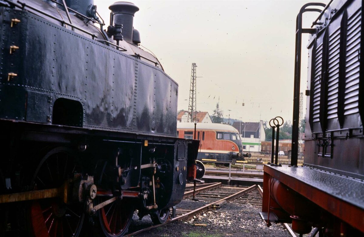 Eisenbahnmuseum N�rdlingen (?) Rechts Lokomotive v 36 211 (Datum unbekannt)