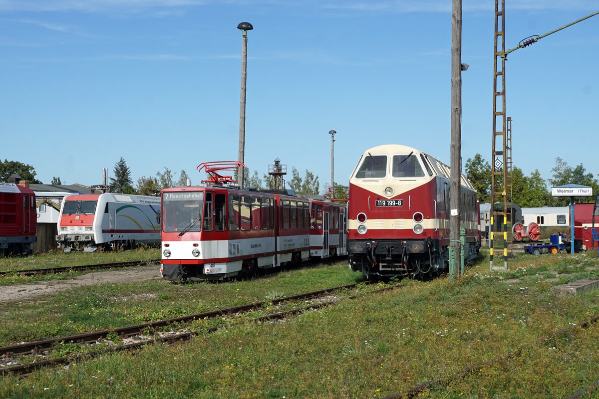 Eisenbahnmuseum Weimar (Thür).
Ausgerechnet am 22. September 2019 als ich das Eisenbahnmuseum Weimar besuchen wollte stand ich vor verschlossenen Türen. Immerhin reichte es für drei Aufnahmen über den Zaun.
Die ehemalige TATRABAHN von Erfurt sieht neben der 119 199-8 klein aus.
Foto: Walter Ruetsch