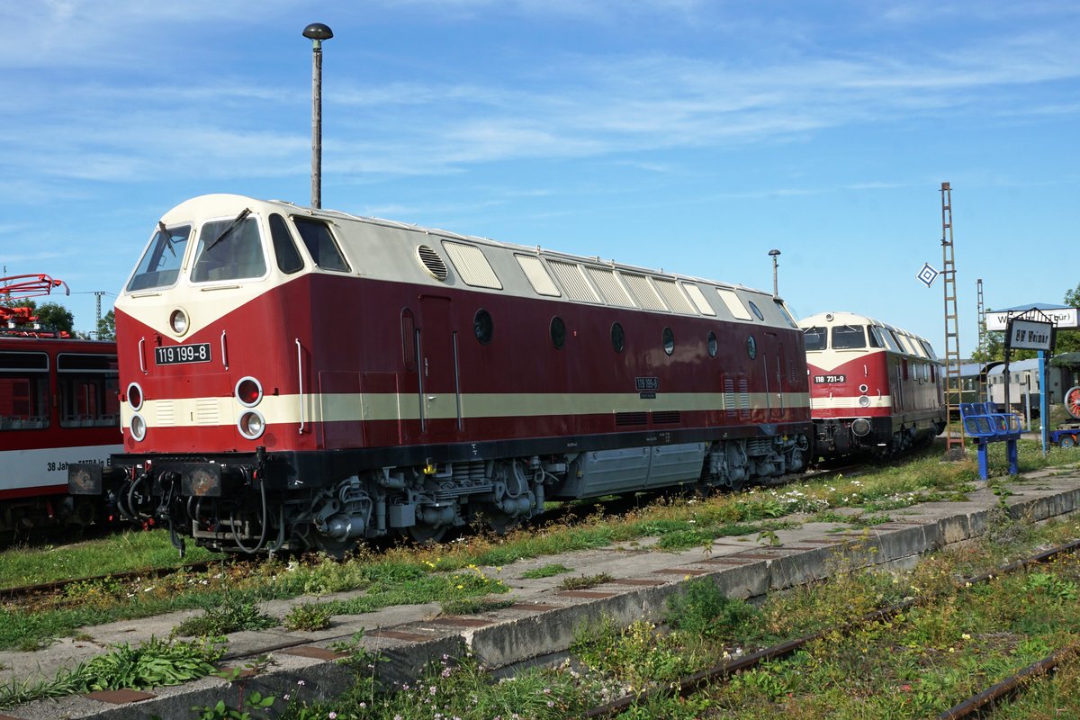 Eisenbahnmuseum Weimar (Thür).
Ausgerechnet am 22. September 2019 als ich das Eisenbahnmuseum Weimar besuchen wollte stand ich vor verschlossenen Türen. Immerhin reichte es für drei Aufnahmen über den Zaun.
Erkennbar sind die Diesellokomotiven 119 199-8 sowie die 118 731-9.
Foto: Walter Ruetsch