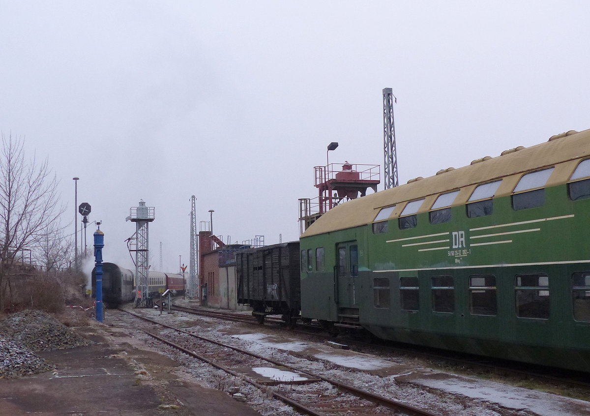 Eisenbahnnostalgie am 25.01.2020 im Eisenbahnmuseum Arnstadt. Der  Rodelblitz  und die letzte vollständig erhaltenen DR Doppelstockzugeinheit DBv.