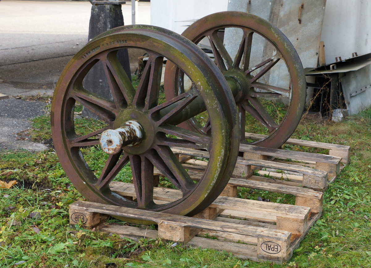 Eisenbahnraritäten in Frauenfeld

Krupp Doppelspeichenachse mit Baujahr 1875 (ehemals RHB)

Diese Doppelspeichenachse stammt noch aus dem Eröffnungsjahr der ehemaligen RHB. Die Strecke von Rorschach-Hafen nach Heiden wurde am 6. September 1875 eröffnet.

Der Retter sowie Besitzer dieser Raritäten ist die Gesellschaft IG Schiene Schweiz (9. Dezember 2016).

Foto: Walter Ruetsch 