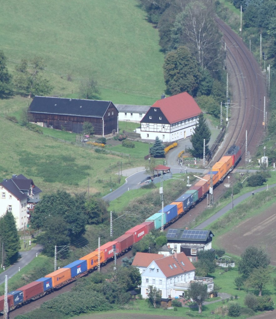 Eisenbahnromantik pur. Ein Containerzug durchfhrt das herrliche Elbtal. Fotostandort ist hier der Lilienstein. 24.09.2014, 12:12 Uhr