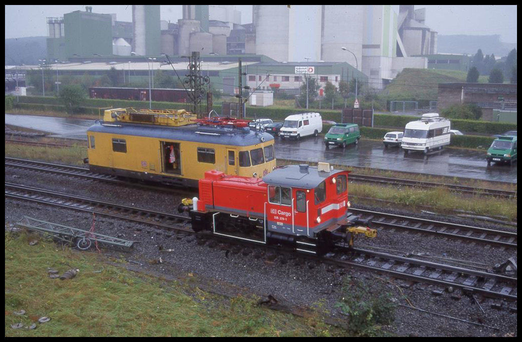Eisenbahnunglück 1998 in Lengerich: Ein Pkw rast den Bahndamm hinauf auf die Gleise! Ein Güterzug aus Richtung Osnabrück prallt kurz hinter den Bahnsteigen mit dem Fahrzeug zusammen und entgleist. Die Lok verfehlt knapp den Pfeiler einer Fußgängerbrücke und kommt rechts neben den Gleis in einem Feld zum Stehen. Die ersten Güterwagen entgleisen ebenfalls und richten erheblichen Sachschaden an. 
Am 22.08.1998 war ich an der Unfallstelle und fotografierte bei äußerst schlechten Witterungsbedingungen die Aufräum- und Bergung Arbeiten. Beteiligt war die Güterzuglok der DB 140045. Rangier und Hilf Dienste verrichteten Köf III Cargo 335229 des Bahnhof Lengerich und ein Turmtriebwagen DB 701045. Die Strecke Lengerich - Münster war einige Tage voll gesperrt. Es gab Schienen Ersatzverkehr. Zwischen Lengerich und Münster pendelten Triebwagen der Baureihe 634! - Zahlreiche Hilfskräfte, Behörden und Institutionen waren vor Ort, was man an den unmittelbar an der Unfallstelle geparkten Fahrzeugen unschwer erkennen konnte.