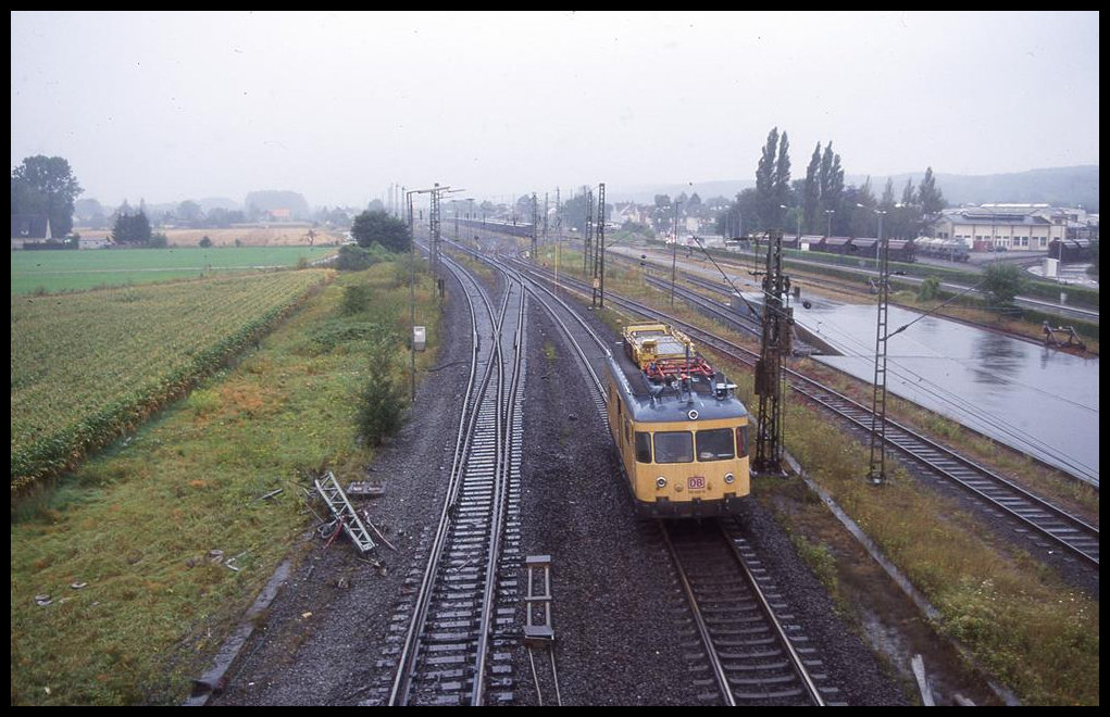 Eisenbahnunglück 1998 in Lengerich: Ein Pkw rast den Bahndamm hinauf auf die Gleise! Ein Güterzug aus Richtung Osnabrück prallt kurz hinter den Bahnsteigen mit dem Fahrzeug zusammen und entgleist. Die Lok verfehlt knapp den Pfeiler einer Fußgängerbrücke und kommt rechts neben den Gleis in einem Feld zum Stehen. Die ersten Güterwagen entgleisen ebenfalls und richten erheblichen Sachschaden an. 
Am 22.08.1998 war ich an der Unfallstelle und fotografierte bei äußerst schlechten Witterungsbedingungen die Aufräum- und Bergung Arbeiten. Beteiligt war die Güterzuglok der DB 140045. Rangier und Hilf Dienste verrichteten Köf III Cargo 335229 des Bahnhof Lengerich und ein Turmtriebwagen DB 701045. Die Strecke Lengerich - Münster war einige Tage voll gesperrt. Es gab Schienen Ersatzverkehr. Zwischen Lengerich und Münster pendelten Triebwagen der Baureihe 634! - In Bildmitte ist deutlich der Verwurf in der Weiche zu sehen, wo die Lok entgleiste! Die Blickrichtung ist hier dem fahrenden Zug entgegen in Richtung Bahnhof Lengerich gesehen.