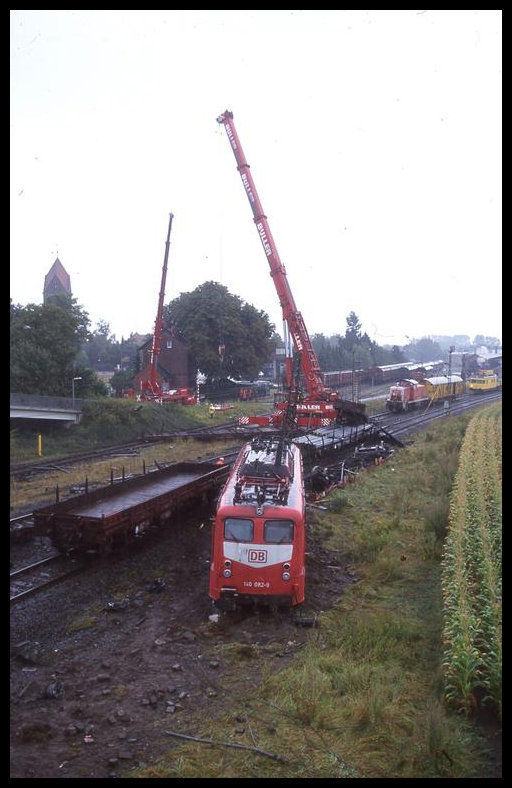 Eisenbahnunglück 1998 in Lengerich: Ein Pkw rast den Bahndamm hinauf auf die Gleise! Ein Güterzug aus Richtung Osnabrück prallt kurz hinter den Bahnsteigen mit dem Fahrzeug zusammen und entgleist. Die Lok verfehlt knapp den Pfeiler einer Fußgängerbrücke und kommt rechts neben den Gleis in einem Feld zum Stehen. Die ersten Güterwagen entgleisen ebenfalls und richten erheblichen Sachschaden an. 
Am 22.08.1998 war ich an der Unfallstelle und fotografierte bei äußerst schlechten Witterungsbedingungen die Aufräum- und Bergung Arbeiten. Beteiligt war die Güterzuglok der DB 140045. Rangier und Hilf Dienste verrichteten Köf III Cargo 335229 des Bahnhof Lengerich und ein Turmtriebwagen DB 701045. Die Strecke Lengerich - Münster war einige Tage voll gesperrt. Es gab Schienen Ersatzverkehr. Zwischen Lengerich und Münster pendelten Triebwagen der Baureihe 634! - Schienenkräne kamen nicht an die Unfallstelle heran, so dass Autokräne die Bergung übernehmen mussten.