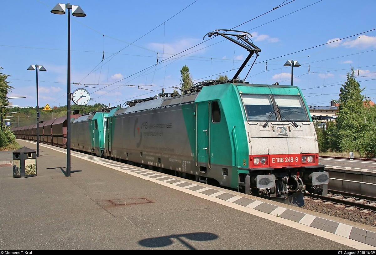 Eisenerzzug mit 186 249-9 und 186 ??? der Verkehrsbetriebe Peine-Salzgitter GmbH (VPS) durchfährt den Bahnhof Uelzen auf Gleis 101 Richtung Hannover.
[7.8.2018 | 14:39 Uhr]