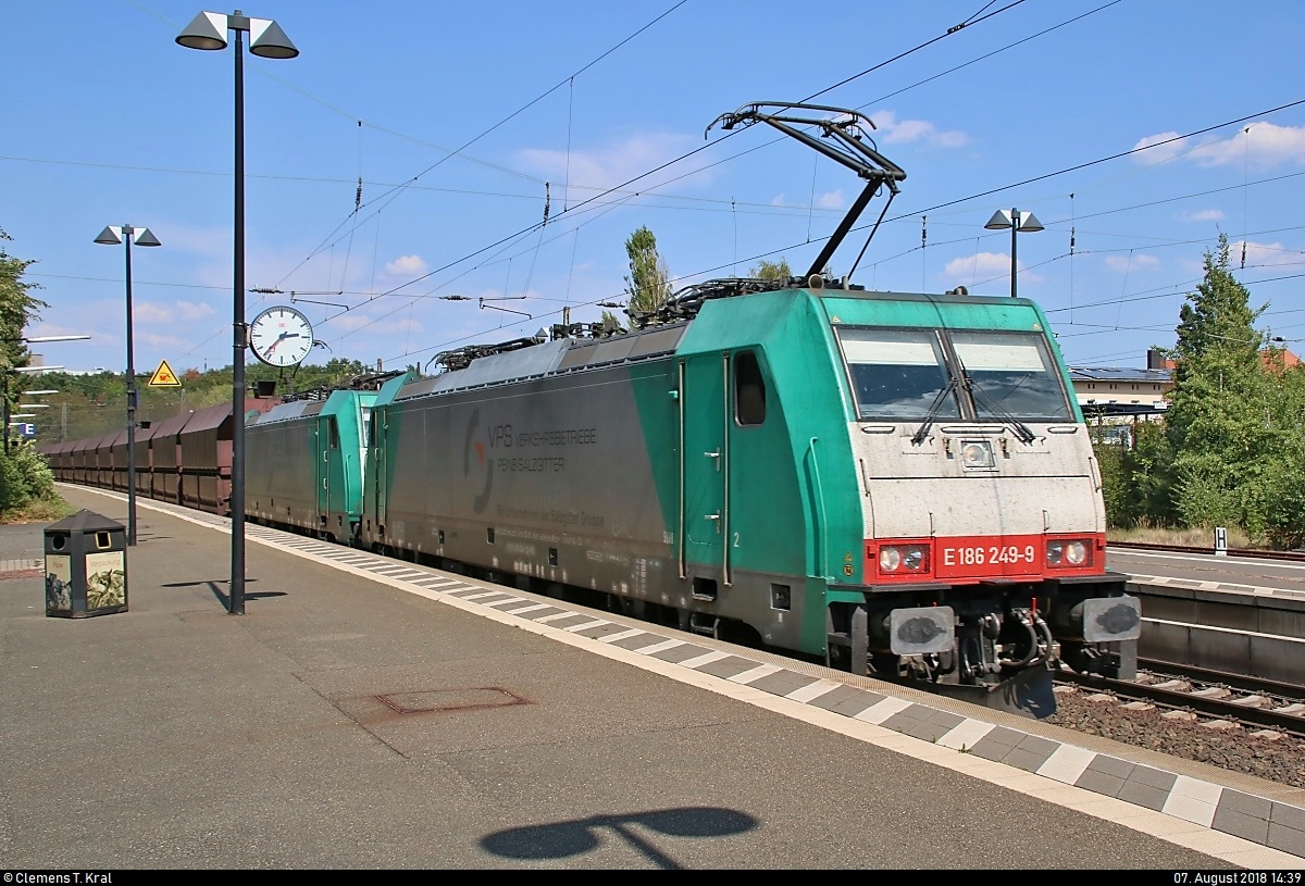 Eisenerzzug mit 186 249-9 und 186 ??? der Verkehrsbetriebe Peine-Salzgitter GmbH (VPS) durchfährt den Bahnhof Uelzen auf Gleis 101 Richtung Hannover.
[7.8.2018 | 14:39 Uhr]