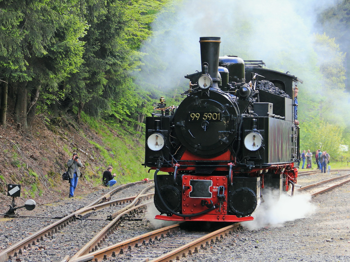 Eisfelder Talmühle, Rangierfahrt 99 5901 am 20. Mai 2017.