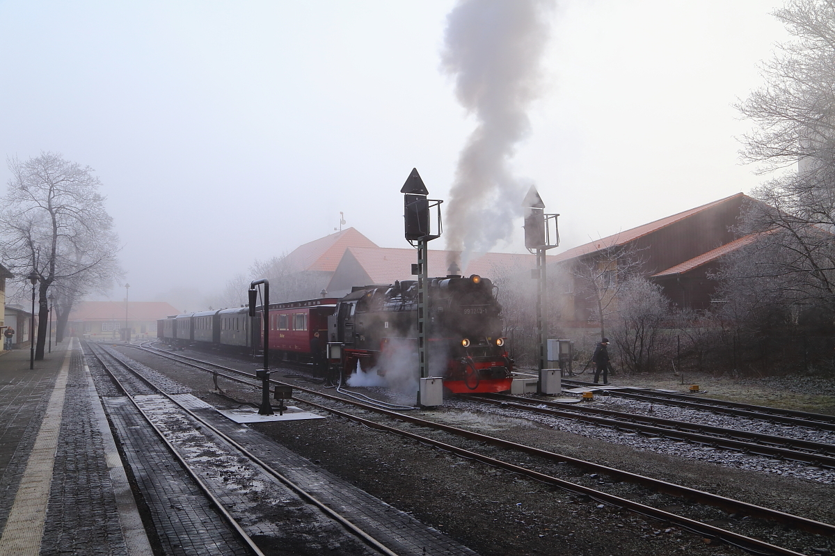 Eisige Nebelstimmung am Morgen des 13.02.2015 im Bahnhof Wernigerode. Auf Gleis 33 steht 99 7243 mit einem IG HSB-Sonderzug zur Abfahrt in Richtung Brocken und Gernrode bereit.