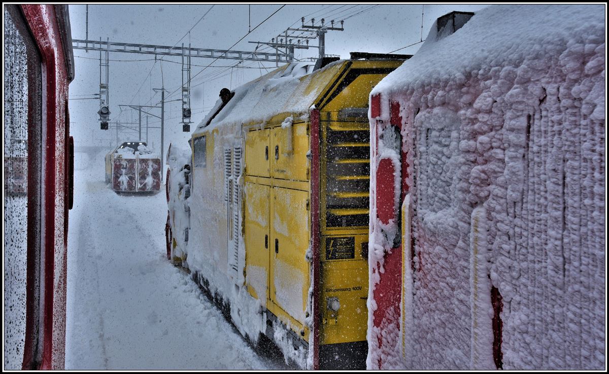 Eisige Zeiten auf dem Bernina Hospiz. Die Xrot mt 95403 mit der Gem 4/4 801 aus Pontreina ist eingetroffen. R4656 nach St.Moritz kann weiterfahren. (04.04.2019)