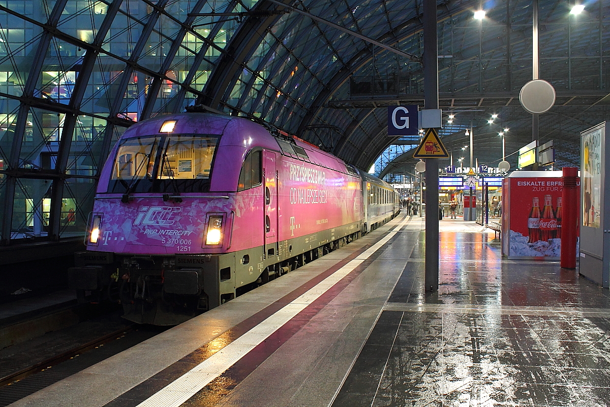 Eiskalte Erfrischung, so steht es am Cola-Automaten, aber es ist Tauwetter.
Die  5 370 006 der PKP mit dem EC47 von Berlin nach Warschau kurz vor der Abfahrt am 25.01.2016 in Berlin Hauptbahnhof.
