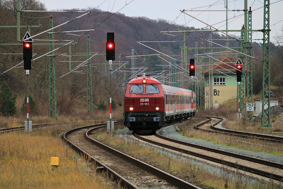 Eiskalter Nordwind, der die Belohnung heran trug: Weser Ems Eisenbahn 216 158 mit 5 Wagen aus Mukran hier zu sehen bei der Durchfahrt in Lietzow.