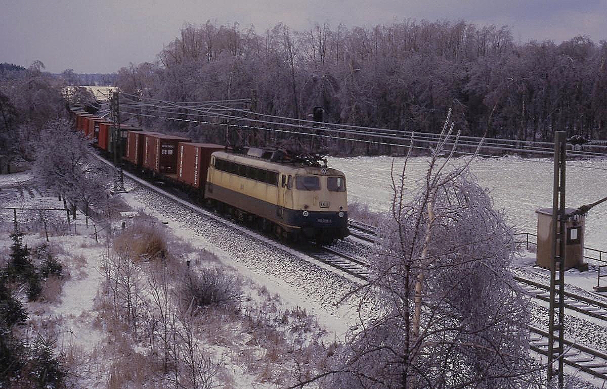 Eisregen hatte die Umlaufpläne total durcheinander gebracht. Am 3.3.1987 kam so die Bügelfalte 110329 zu Güterzug Ehren. Um 11.18 Uhr kam sie mit einem Container Zug aus Münster durch Osnabrück Hörne.