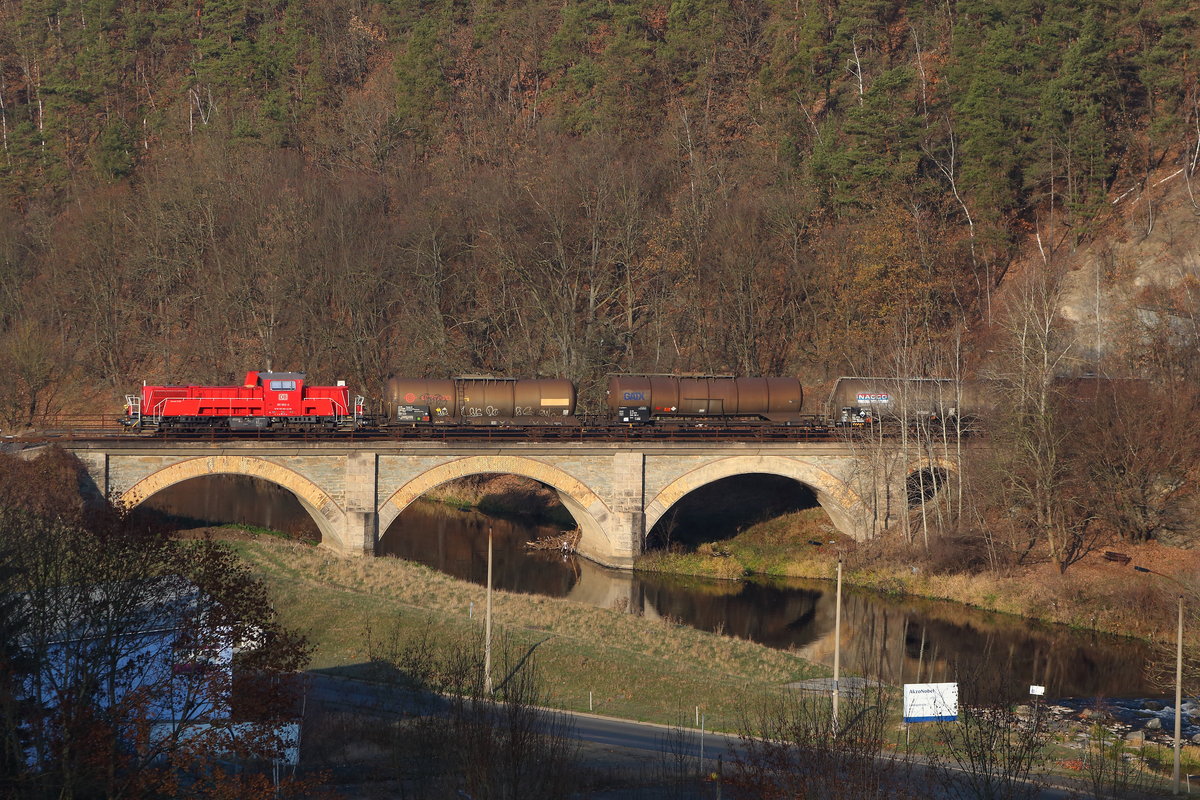 EK 53325 von Gera Greiz-Döhlau mit 261 062 auf der Brücke über die weiße Elster kurz vor dem Ziel. Aufgenommen 28.11.2018