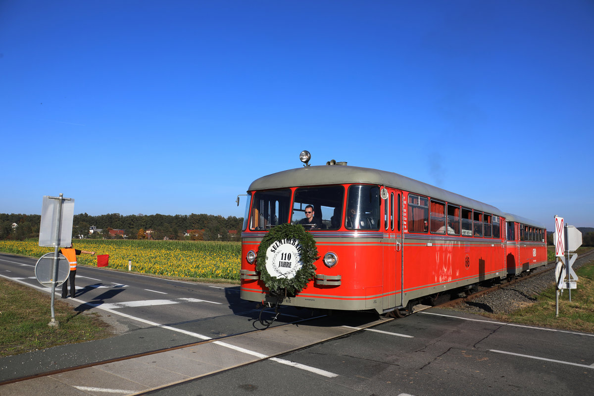 EK Bewachung ist Vorschrift auf der Sulmtalbahn. 

VT10.02 in Gasselsdorf am 15.Oktober 2017