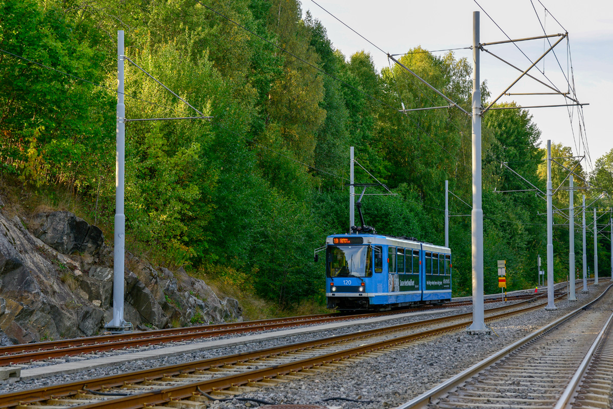 Ekebergsbanan  Straßenbahn Strømmen /Duewag SL79 #120 der Linie 19 am 30.08.2021, Ljabru, Oslo.