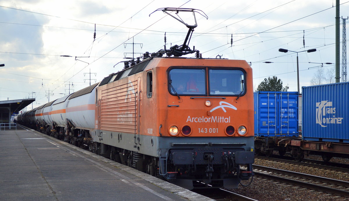 EKO-Trans/ArcelorMittal Eisenhüttenstadt Transport GmbH  143 001  [NVR-Nummer: 91 80 6143 001-6 D-EKO] mit einem Ganzzug Gasdruckkesselwagen nach Personalwechsel am 09.03.18 im Bf, Flughafen Berlin-Schönefeld.
