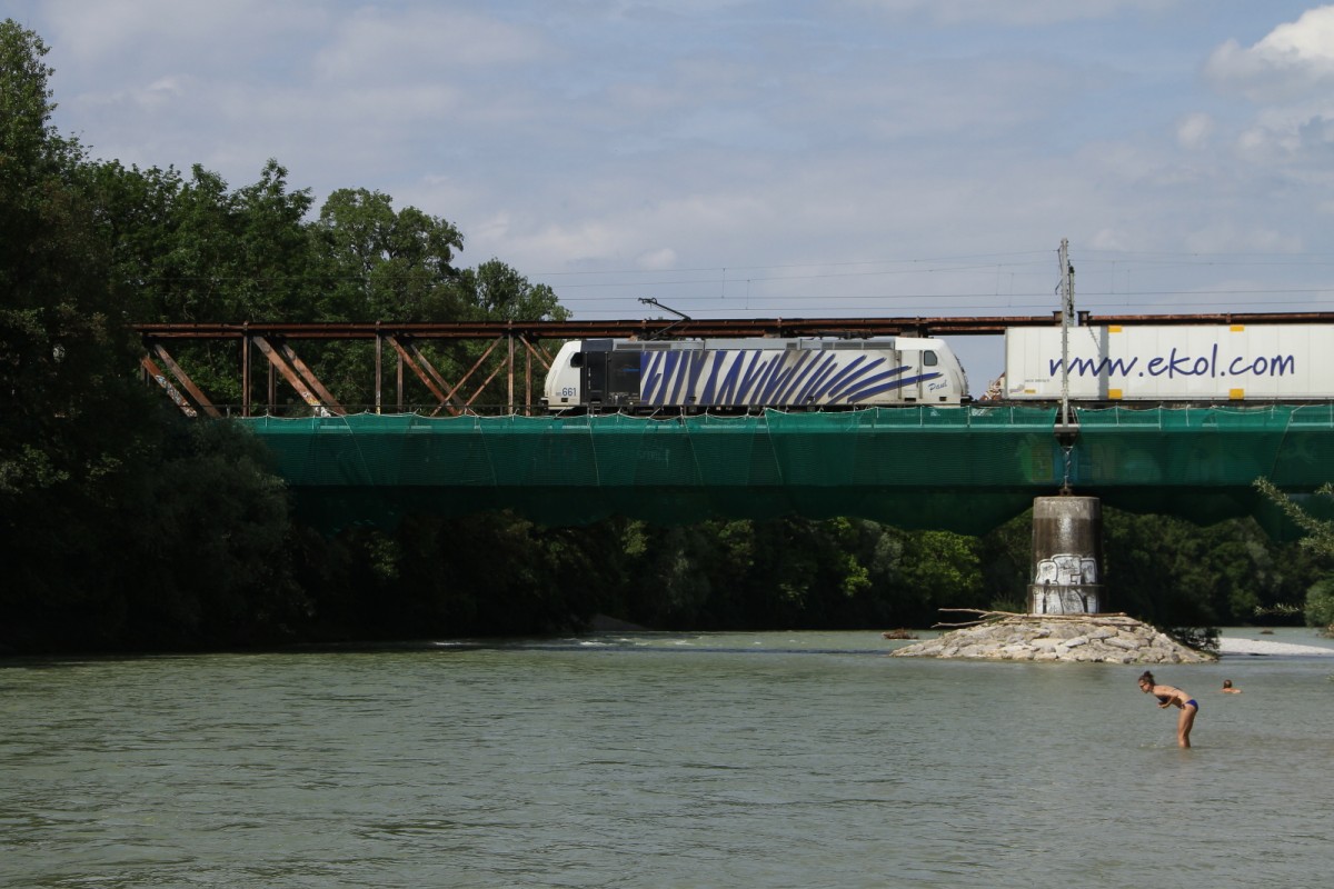  Ekol  unterwegs und wurde diesmal von 185 166 gezogen über die Braunauer Eisenabhnbrücke in München an der Isar.
Am 29.05.2015 lädt sogar das Wetter zum Baden ein.