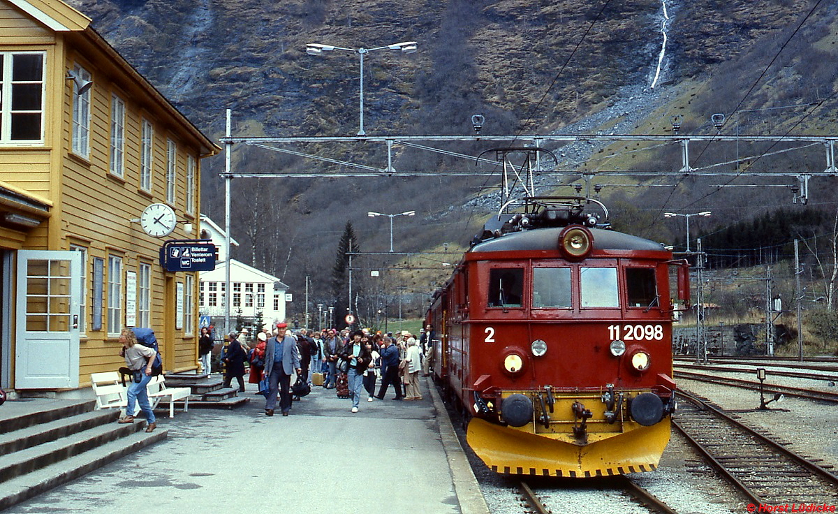 El 11 2098 ist im Mai 1988 mit einem Zug aus Myrdal in Flam eingetroffen. 41 dieser Lokomotiven wurden zwischen 1951 und 1964 gebaut, die letzten quittierten 1998 den Plandienst.