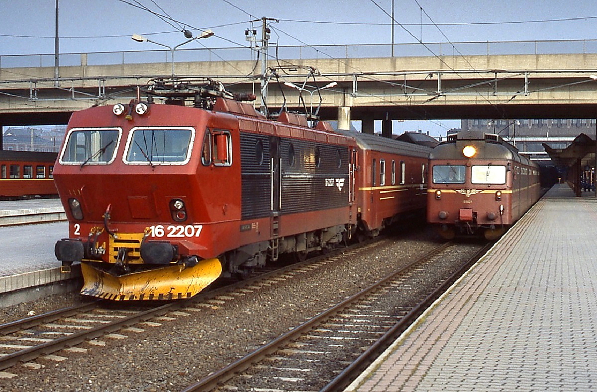 El 16 2207 in Oslo Sentralstasjonen (Hauptbahnhof) Anfang Mai 1988, auf dem Nebenleis fährt gerade ein Triebwagen Type 69 aus