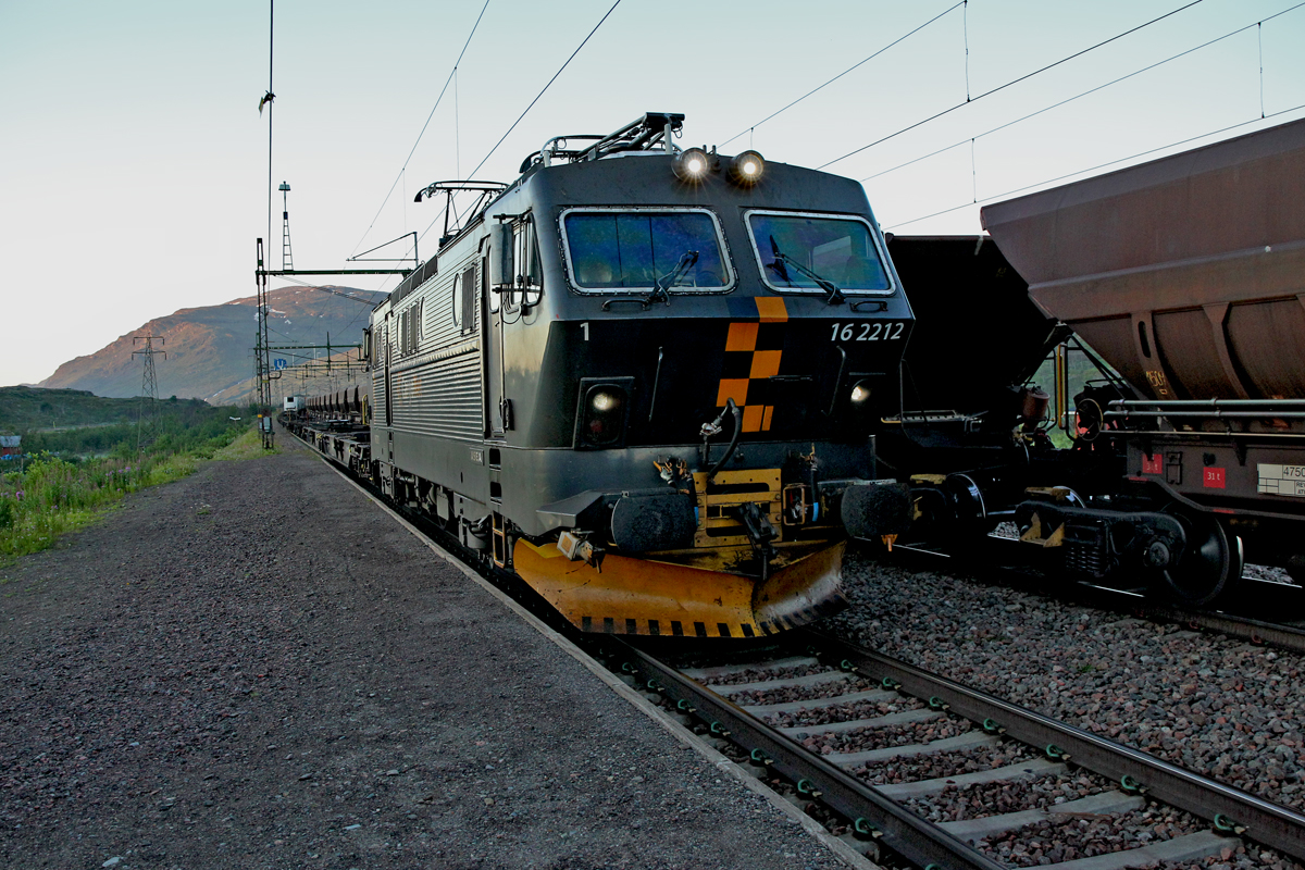 El 16 Lok 16 2212 kommt am 20.7.2014 frühmorgens mit einem halbleeren Hupac-Zug bei Vassijaure/Schweden vorbei.