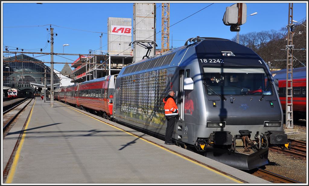 EL 18 2242 ist bereit für die Fahrt von Bergen nach Oslo.(15.03.2015)